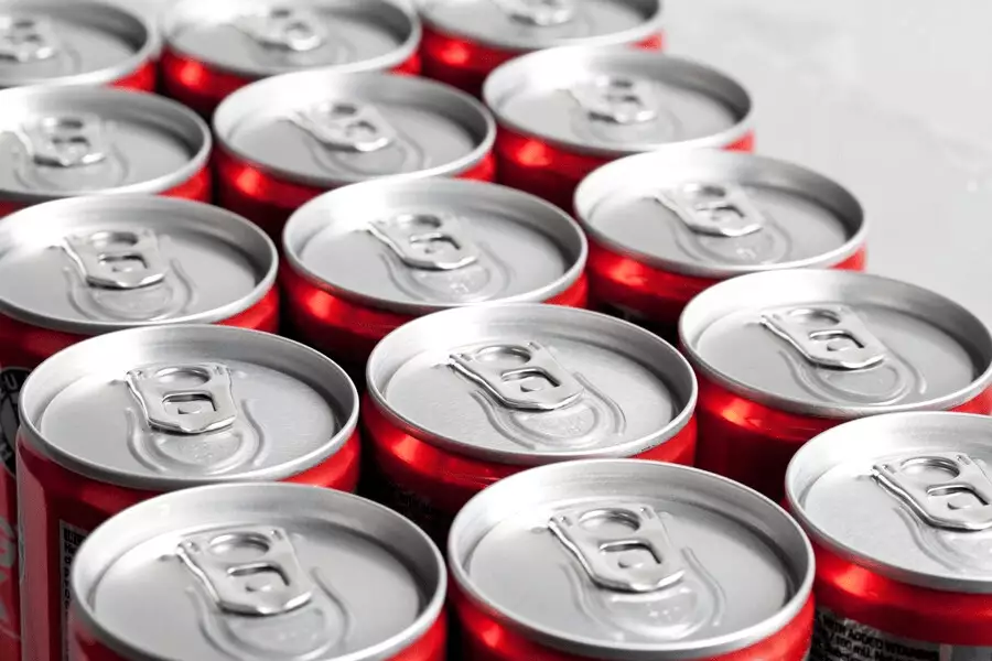 Даже не видя логотипов и надписей на банке, мы легко узнаем фирменный цвет бренда, который так и называется Coca-Cola red