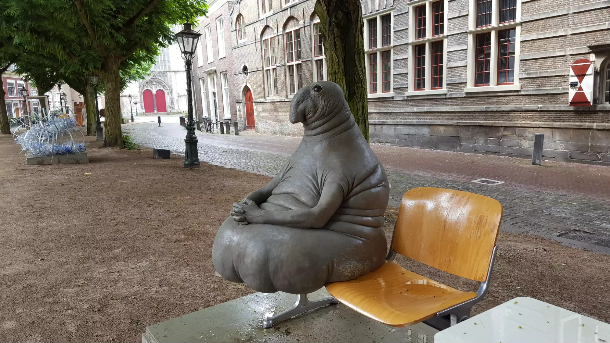 Оригинал «Ждуна» - скульптура Маргрит ван Брифорт. С 2018 года CD Land частично владеет правами на использование образа в качестве товарного знака в РФ